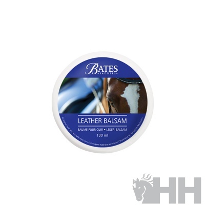 Creme balsâmico para couro Bates Saddles em embalagem redonda branca com rótulo azul e imagem de cavalo