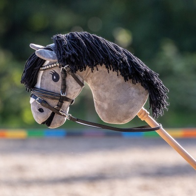Cavalo de pau com cabeça em peluche cinzento e crina preta