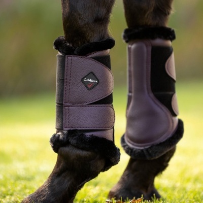 Perneiras de proteção roxas com pelo sintético preto em pernas de cavalo