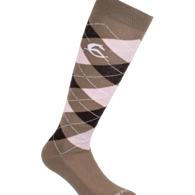 Meia castanha com padrão em losangos rosa, castanho e preto e logo branco.