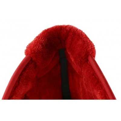 Interior de calçado vermelho com forro de pelo macio e faixa preta