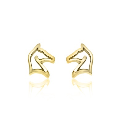 Brincos dourados em forma de cabeça de cavalo sobre fundo branco