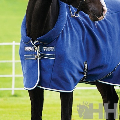 Manta azul para cavalo com fechos metálicos e bordados em cavalo preto