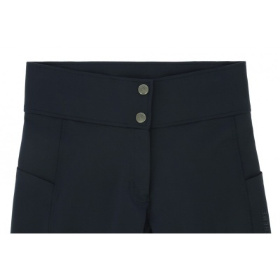 Calças pretas com cintura larga e botões metálicos