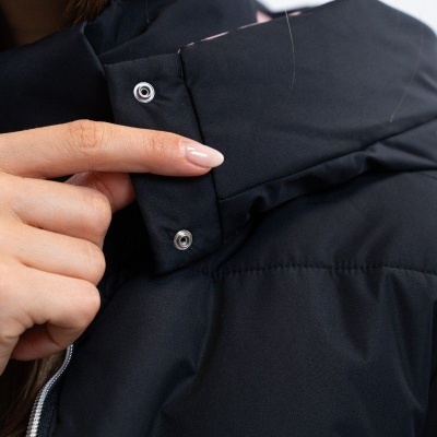 Casaco preto acolchoado com botões de pressão e logótipo H