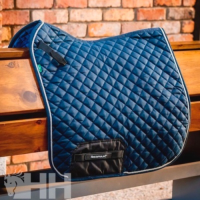 Manta de sela azul escura acolchoada de cavalo sobre suporte de madeira