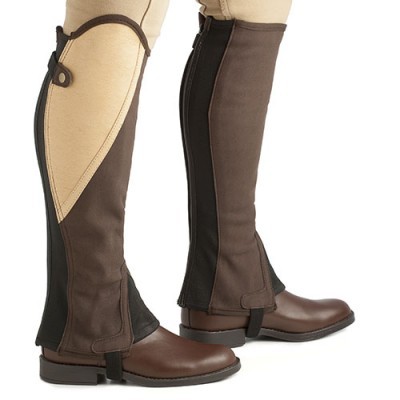 Polainas castanhas e pretas usadas com botas castanhas e calças bege.