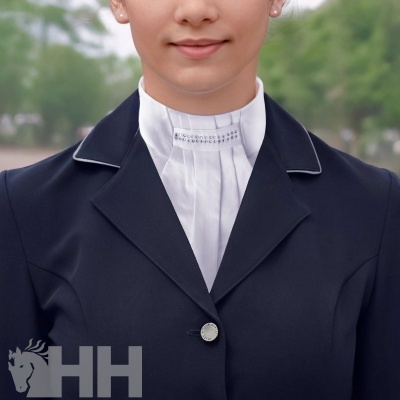 Blazer azul escuro feminino com camisa branca de gola plissada