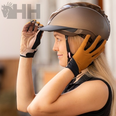 Mulher com capacete de equitação castanho e luvas marrons