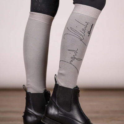 Meias cinza claro Just Ride! by Cavalis com botas pretas e leggings pretas com padrão