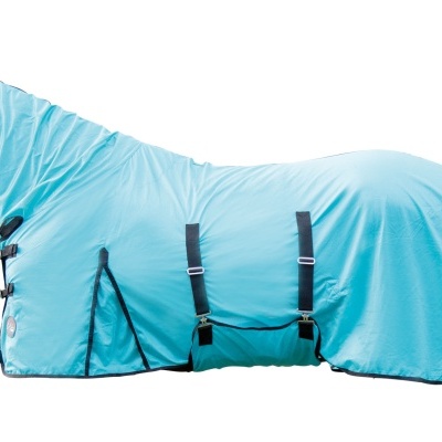 Capa azul claro para cavalo com tiras pretas ajustáveis