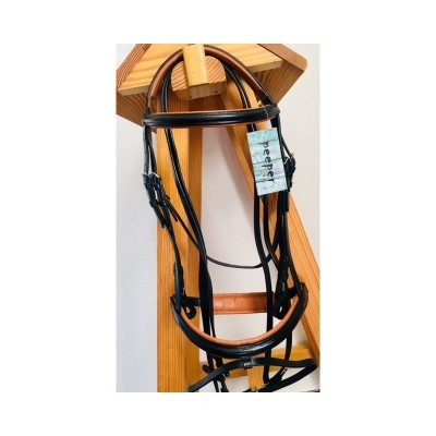 Bridão de equitação em couro preto e castanho pendurado em estrutura de madeira