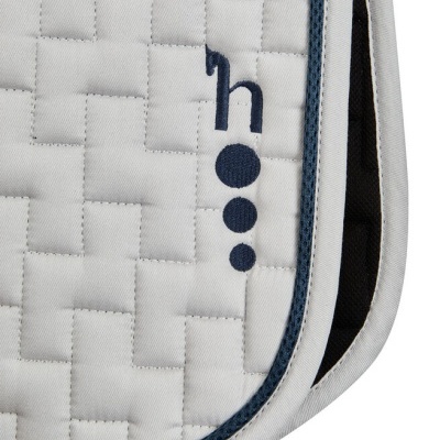 tapete branco acolchoado com borda cinza e azul com logotipo azul.