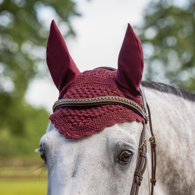 Cavalo branco com proteção bordeaux de croché nas orelhas