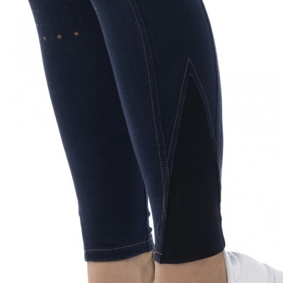 Leggings azuis escuras com detalhe preto na perna e sapatilhas brancas