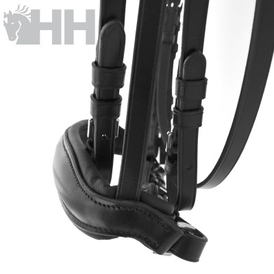 Freio de cavalo em couro preto com acolchoamento e fivelas metálicas