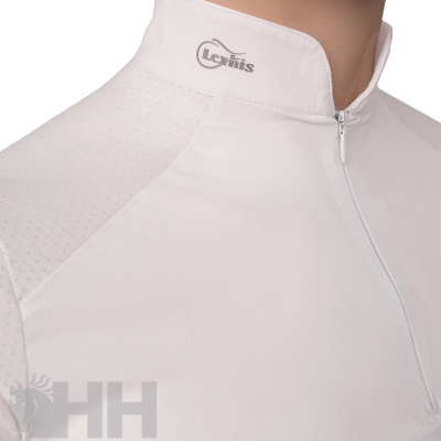 Colarinho e parte superior de camisa branca com fecho e logótipo LEXNIS