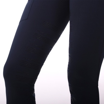 Leggings pretas com detalhes perfurados contra fundo branco