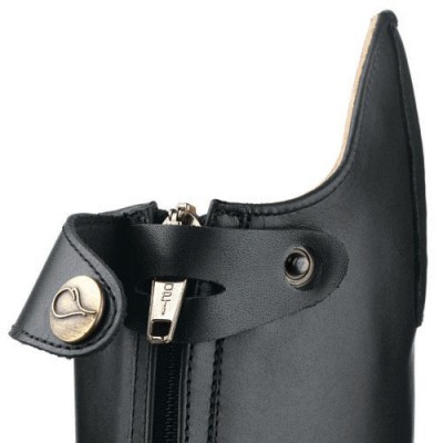 Bota preta em couro, detalhe da pala com botão e fecho de correr