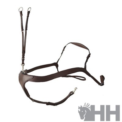 Arreio de cavalo em pele sintética castanha com fivelas metálicas prateadas