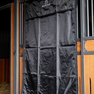 Cortina preta MONTAR pendurada em estrutura de metal e madeira