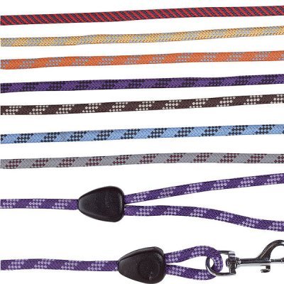 Várias trelas de corda coloridas para cães com diferentes padrões e pega em couro preto.