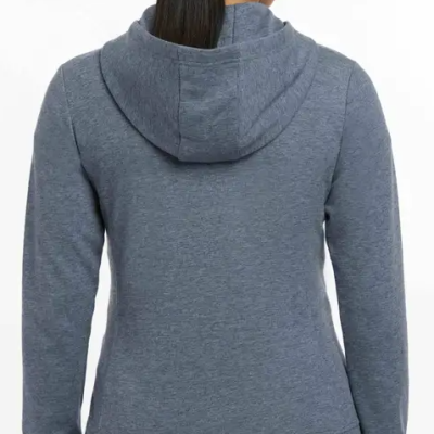 Casaco cinzento com capuz visto pelas costas.