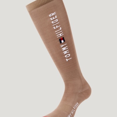 Meia alta castanha com texto e logotipo da Tommy Hilfiger em fundo cinzento