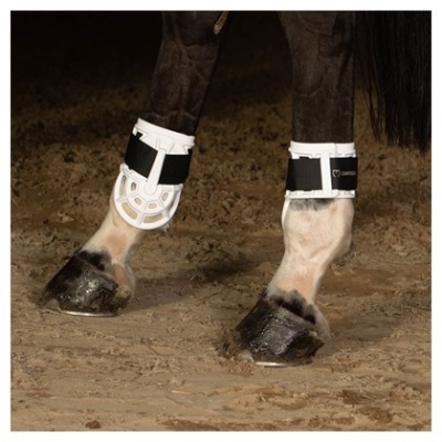 Botas de proteção brancas para patas de cavalo em chão de terra