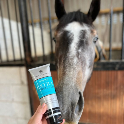 Tubo de gel para cascos 'EYPGARD EXTRA STRENGTH' com cavalo ao fundo