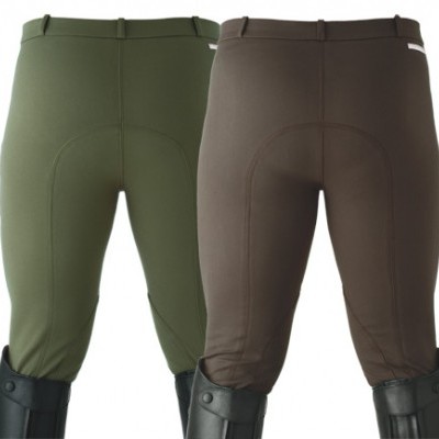 Duas calças de montar, verde e castanha, vistas pelas costas com botas negras.