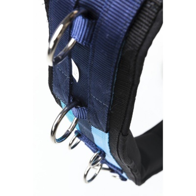 Cinto de tecido azul e preto com argolas metálicas