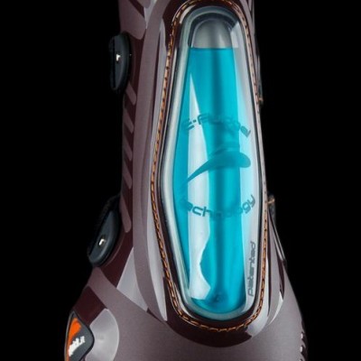 Proteção esportiva castanho com visor plástico azul e detalhes em laranja