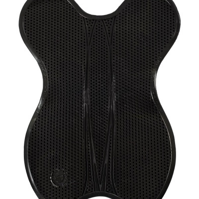 Tapete preto perfurado com formato simétrico e textura padronizada.