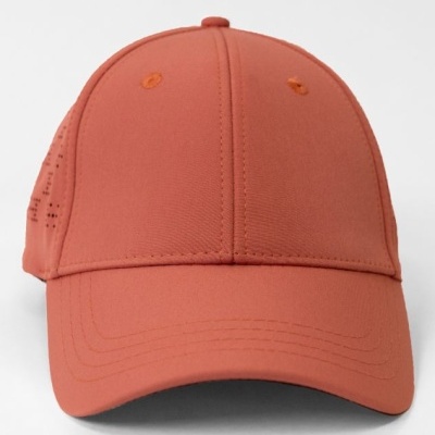 Boné terracota com seis painéis e detalhes perfurados na parte traseira.