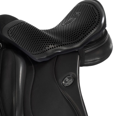 Sela de cavalo preta em couro com detalhes perfurados