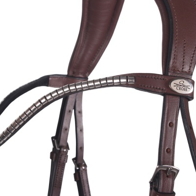 Cabalete de couro castanho escuro com detalhes metálicos e acolchoamento