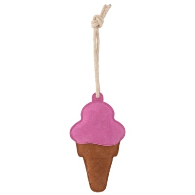 Chaveiro em formato de gelado com cone castanho e gelado rosa e cordão.