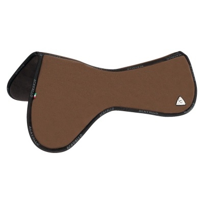 Protetor de sela castanho com bordas pretas e emblema metálico