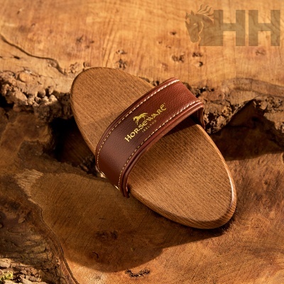 Escova de madeira com pega de couro castanho e texto dourado HORSEWARE IRELAND
