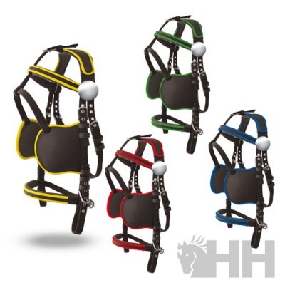 Conjunto de quatro arreios para cavalo acolchoados, em preto com detalhes coloridos e bolas brancas