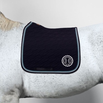 Saddle pad preto acolchoado com borda azul claro e branca e logótipo HARCOUR no cavalo