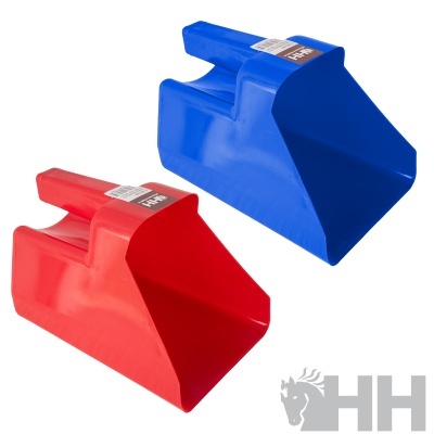 Duas pás de plástico, azul e vermelha, com etiquetas HH