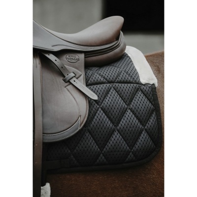 Sela de equitação em couro castanho claro com alforge preto acolchoado e cavalo castanho