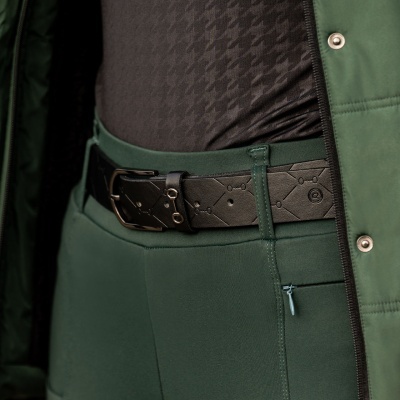 Cinto preto com padrão geométrico e fivela metálica em calças verdes e camisa preta