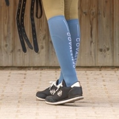 Meias de equitação azuis com palavra COVALLIERO em letras brancas