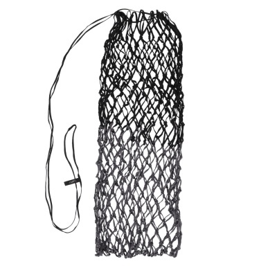 Saco de rede para transporte em preto e cinza com alça fina e etiqueta