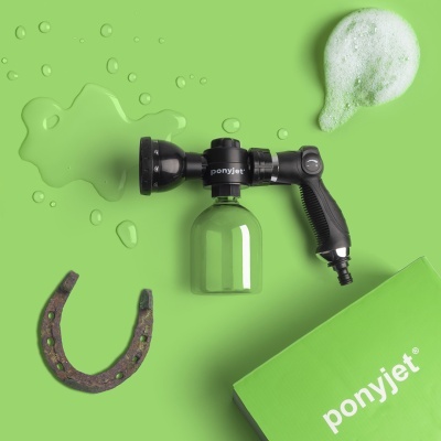 Pulverizador preto com copo transparente e caixa verde com texto ponyjet