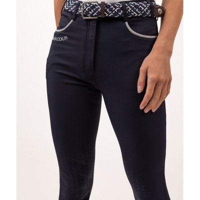 Calças pretas justas com cinto azul e branco entrelaçado e bordado HARCOUR no bolso.