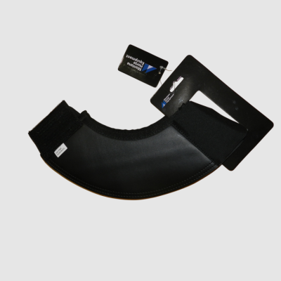 Proteção preta para joelho com etiquetas da Montana Horse Equipment sobre fundo cinza